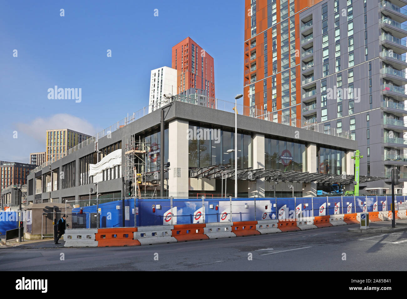 Il nuovo Nine Elms La stazione della metropolitana sulla strada Wandworth in costruzione nov. 2019. Parte della linea del Nord estensione a Battersea. Londra, Regno Unito Foto Stock