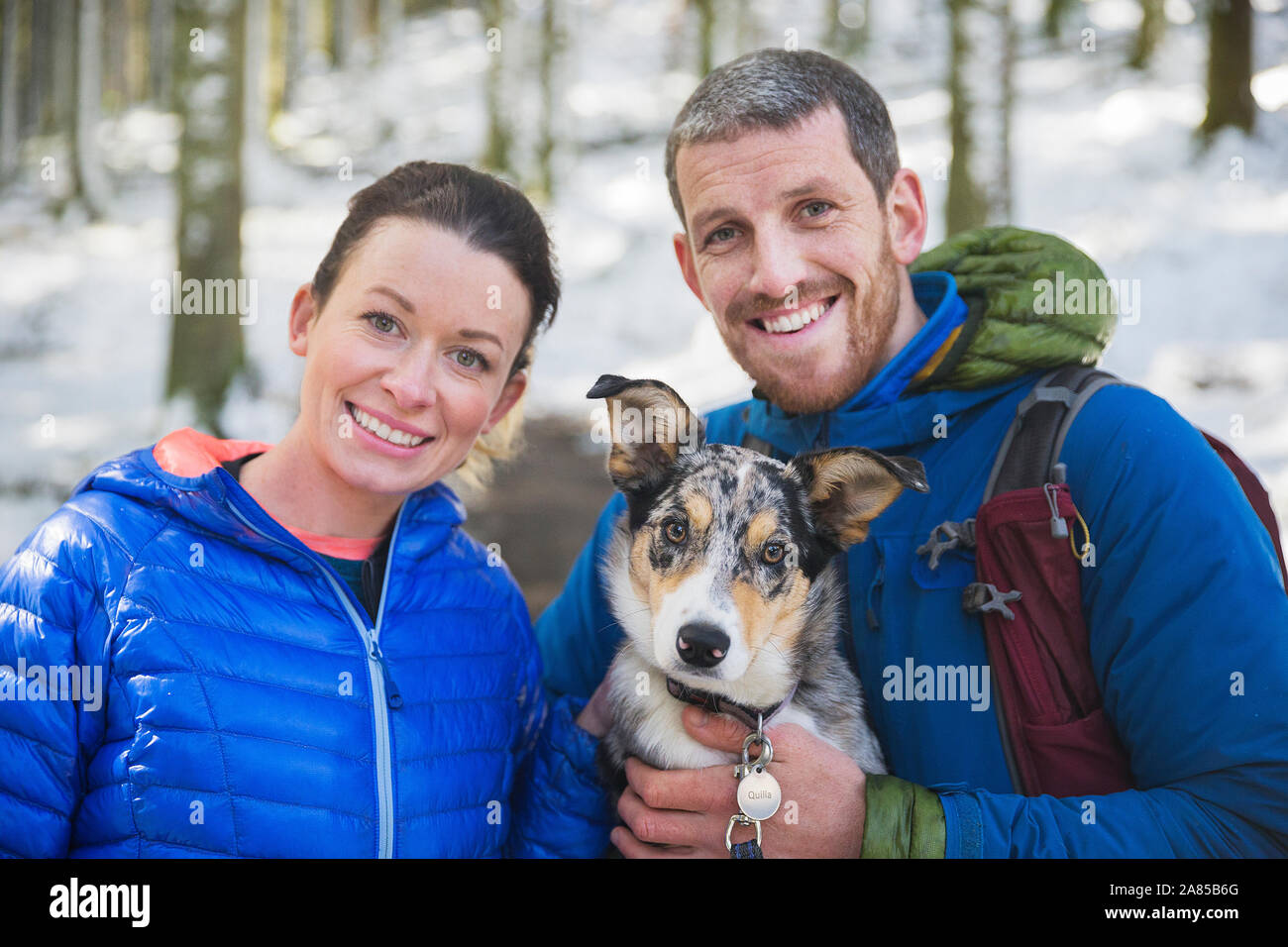Ritratto coppia felice con il cane escursioni nei boschi Foto Stock