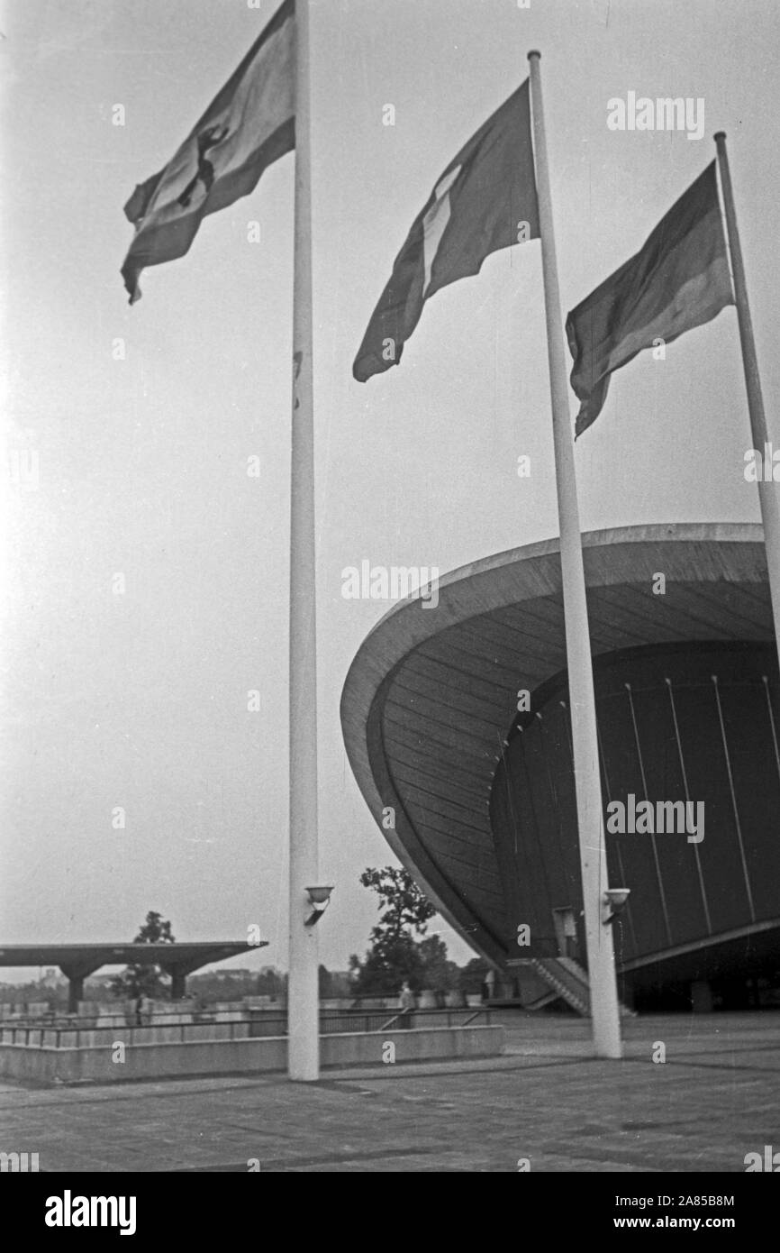 Vor der Kongresshalle an der John Foster Dulles Allee im Ortsteil Tiergarten di Berlino, Deutschland 1961. Di fronte al Congresso e la sala eventi in zona Tiergarten di Berlino in Germania 1961. Foto Stock