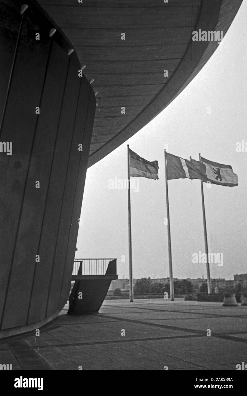 Vor der Kongresshalle an der John Foster Dulles Allee im Ortsteil Tiergarten di Berlino, Deutschland 1961. Di fronte al Congresso e la sala eventi in zona Tiergarten di Berlino in Germania 1961. Foto Stock