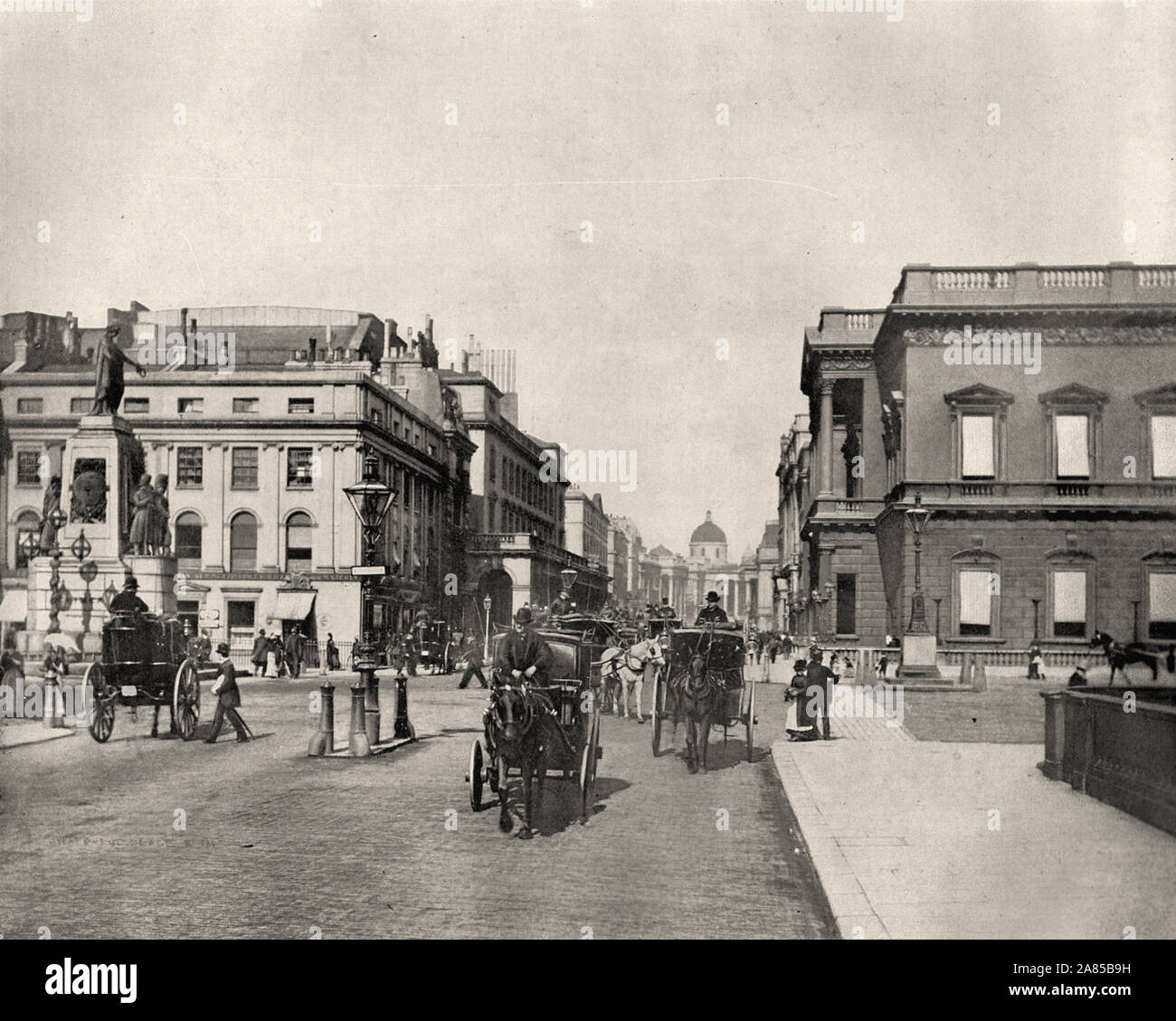 Da "L'Album descrittivo di Londra' da George H Birch 1896 - Estrarre testo : ' Waterloo Place è un quadrato spazio alla sinistra di Pall Mall e al centro di essa si erge le guardie' Memorial, o Crimea monumento, eretto in memoria dei 2,162 omcers e soldati della guardia che erano stati uccisi nella guerra russa. Una figura di Vittoria, con corona di alloro, sormonta un piedistallo di granito; di seguito sono riportate le figure di tre guardie e un trofeo di cannoni catturati a Sebastopol. I nomi di Alma, Inkerman e Sebastopol sono iscritti ai lati. Cinque altri monumenti sono nella parte meridionale di Waterlo Foto Stock