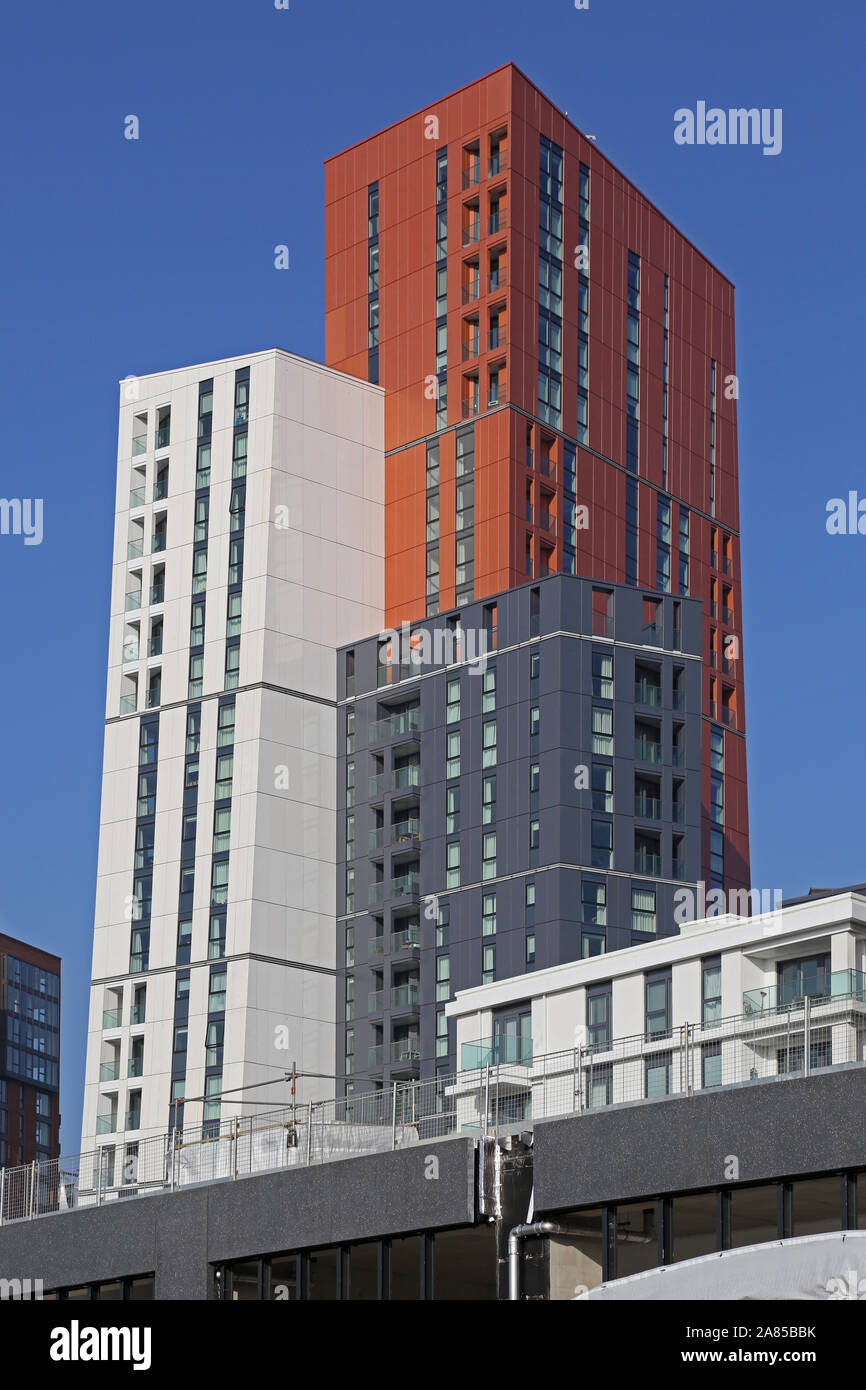 Nuovi blocchi residenziali a torre a Nine Elms, Londra, Regno Unito. Una nuova area di sviluppo intensivo vicino alla nuova Ambasciata degli Stati Uniti e all'estensione della linea di tubi. Foto Stock