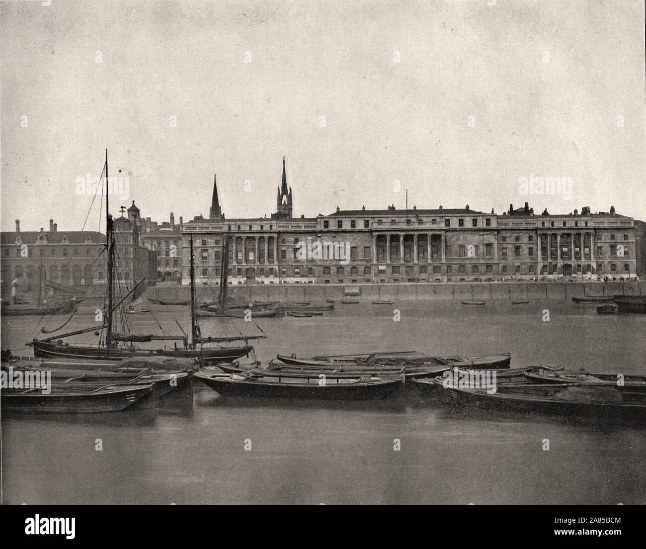 Da "L'Album descrittivo di Londra' da George H Birch 1896 - Estrarre testo : ' La Custom House è in Lower Thames Street e ha diversi reparti, impiegando più di 2.000 funzionari. bella facciata quasi 500 piedi di lunghezza, verso il Tamigi, da Sir R. Smirke. Il custom canoni riscossi presso il porto di Londra quantità per un anno. Gli articoli che sono stati confiscati sono conservati in un apposito magazzino, e periodicamente smaltiti mediante asta pubblica. Tali aste sono stimati soltanto per realizzare 15.000 all'anno. Attaccata alla Custom House è un museo dove sono esposti tutti i tipi di apparecchi che hanno Foto Stock