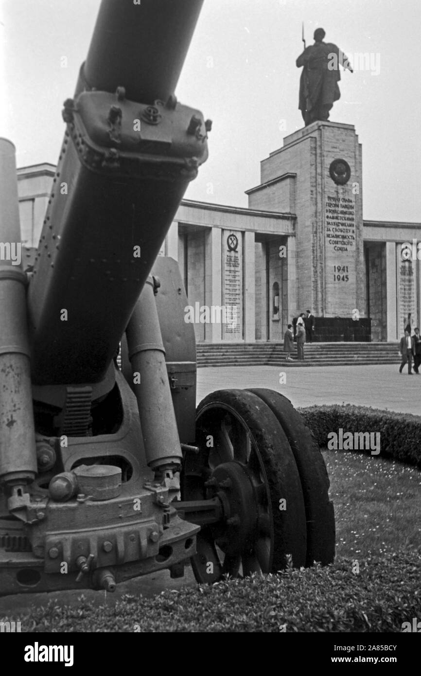 Sowjetisches Ehrenmal a Berlino Tiergarten, Deutschland 1961. Guerra sovietica Memorial al Tiergarten di Berlino, Germania 1961. Foto Stock