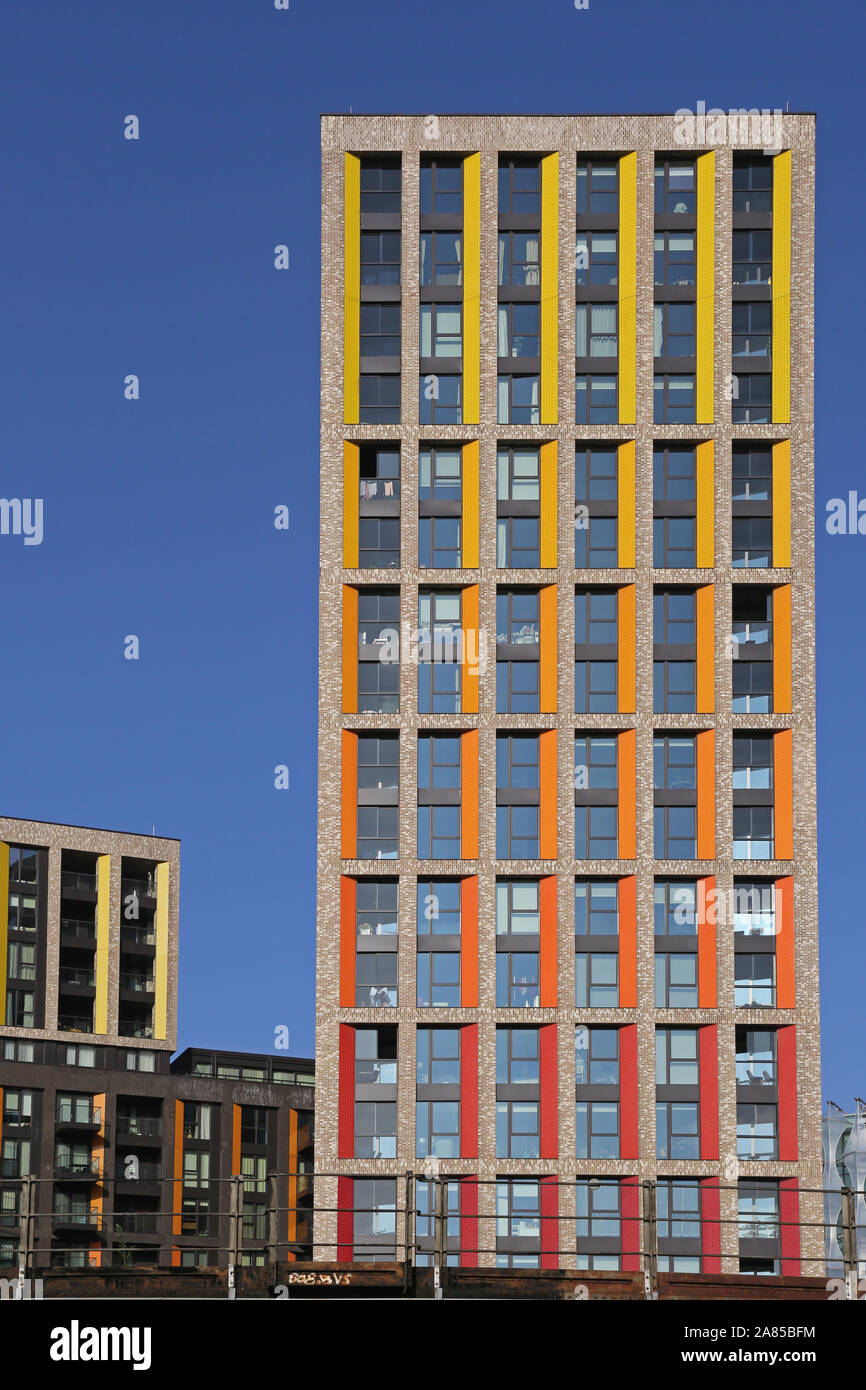 Nuovi blocchi residenziali a torre a Nine Elms, Londra, Regno Unito. Una nuova area di sviluppo intensivo vicino alla nuova Ambasciata degli Stati Uniti e all'estensione della linea di tubi. Foto Stock