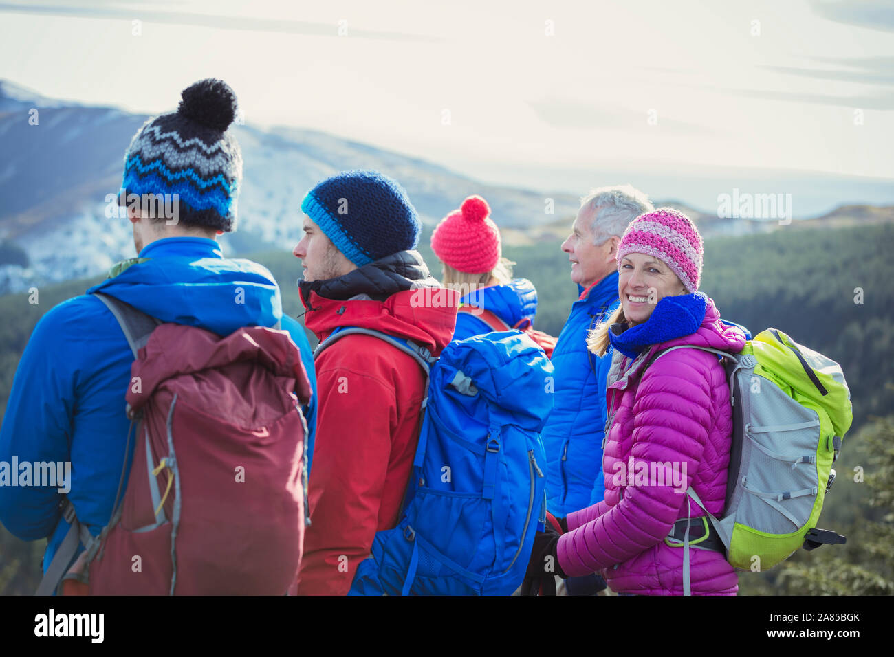 Ritratto di donna felice escursioni in montagna con la famiglia Foto Stock