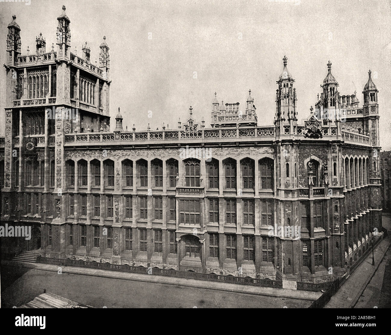 Da "L'Album descrittivo di Londra' da George H Birch 1896 - Estrarre testo : ' IL RECORD OFFICE.-Questo edificio, per il deposito di importanti documenti di stato, precedentemente conservato nella torre, Chapter House, Westminster e la scuola di equitazione, Carlton House Gardens, fu eretta dal sig. Pennithorne tra il 1851 e il 1866, in Fetter Lane, ma ultimamente è stato molto esteso dalla deprecabile distruzione della vecchia cappella dei rotoli e la residenza del Maestro dei rotoli, essendo un nuovo fronte ora a Chancery Lane. Entro il suo fuoco prova recessi sono conservati il Doomsday Book, il Pi Foto Stock