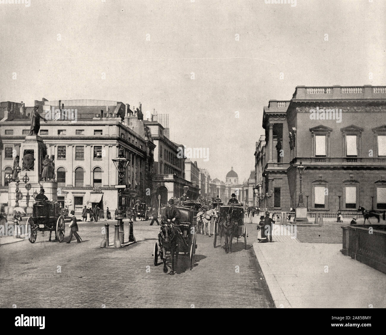 Da "L'Album descrittivo di Londra' da George H Birch 1896 - Estrarre testo : ' Waterloo Place è un quadrato spazio alla sinistra di Pall Mall e al centro di essa si erge le guardie' Memorial, o Crimea monumento, eretto in memoria dei 2,162 omcers e soldati della guardia che erano stati uccisi nella guerra russa. Una figura di Vittoria, con corona di alloro, sormonta un piedistallo di granito; di seguito sono riportate le figure di tre guardie e un trofeo di cannoni catturati a Sebastopol. I nomi di Alma, Inkerman e Sebastopol sono iscritti ai lati. Cinque altri monumenti sono nella parte meridionale di Waterlo Foto Stock