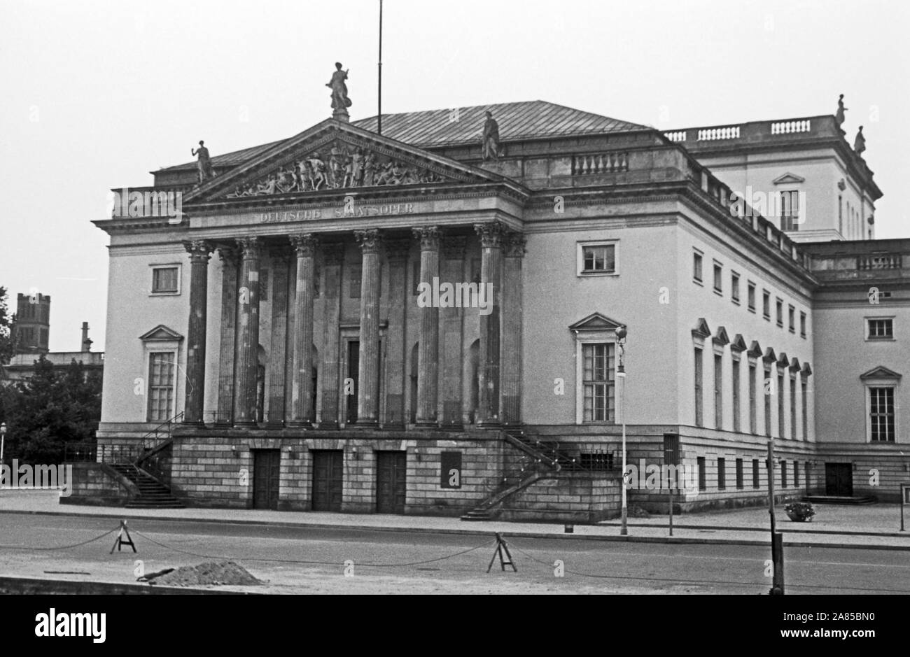 Die Deutsche Staatsoper Unter den Linden a Berlino, Deutschland 1961. Opera di Stato di Berlino al viale Unter den Linden, Germania 1961. Foto Stock