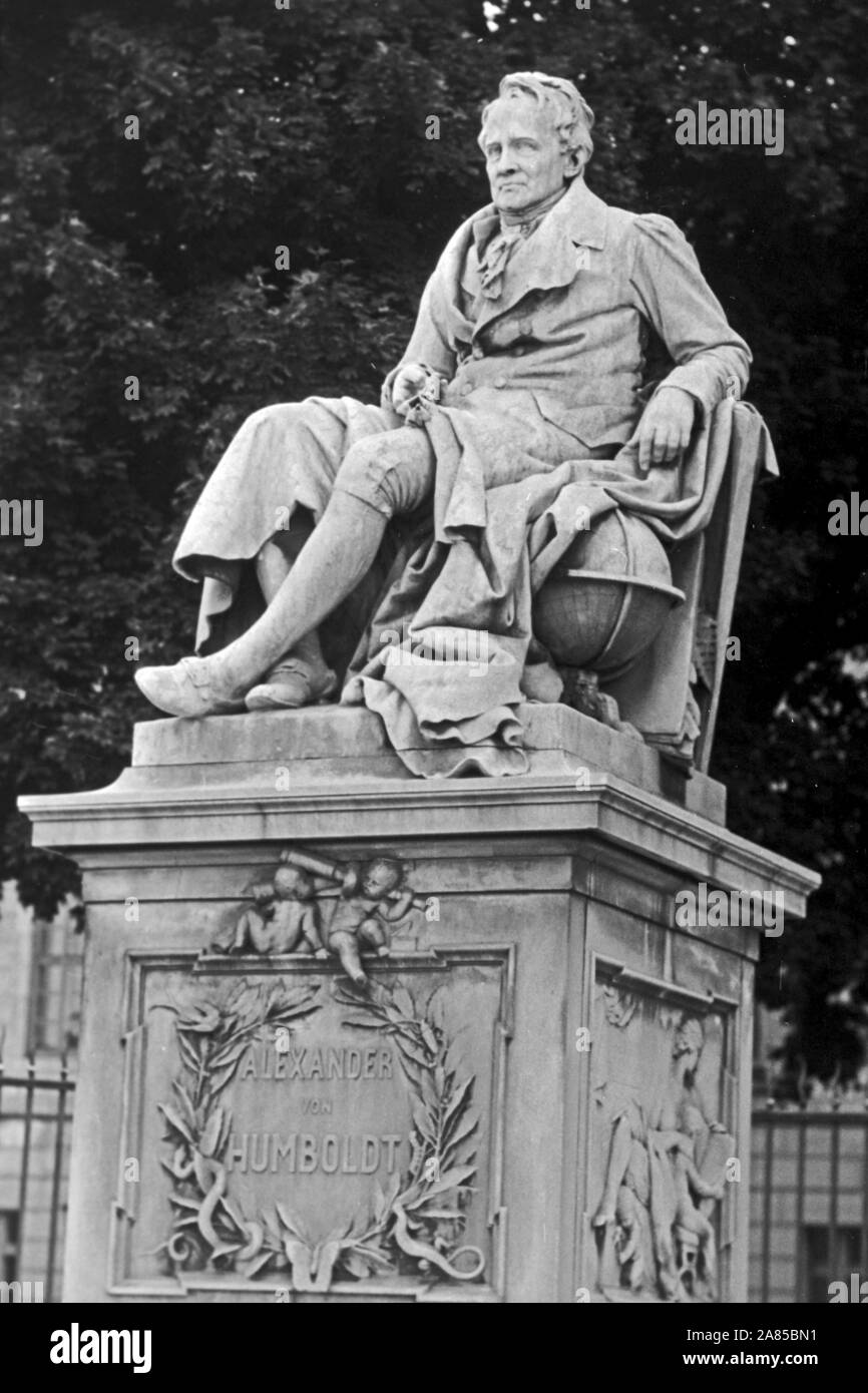 Alexander von Humboldt Denkmal vor der Humboldt Universität di Berlino, Deutschland 1961. Humboldt University a Berlino, Germania 1961. Foto Stock