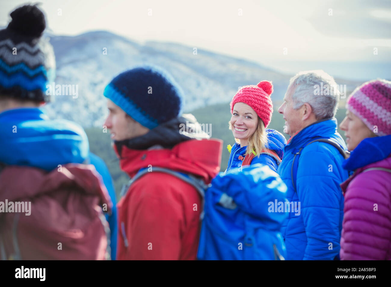 Ritratto di donna felice escursioni con la famiglia Foto Stock