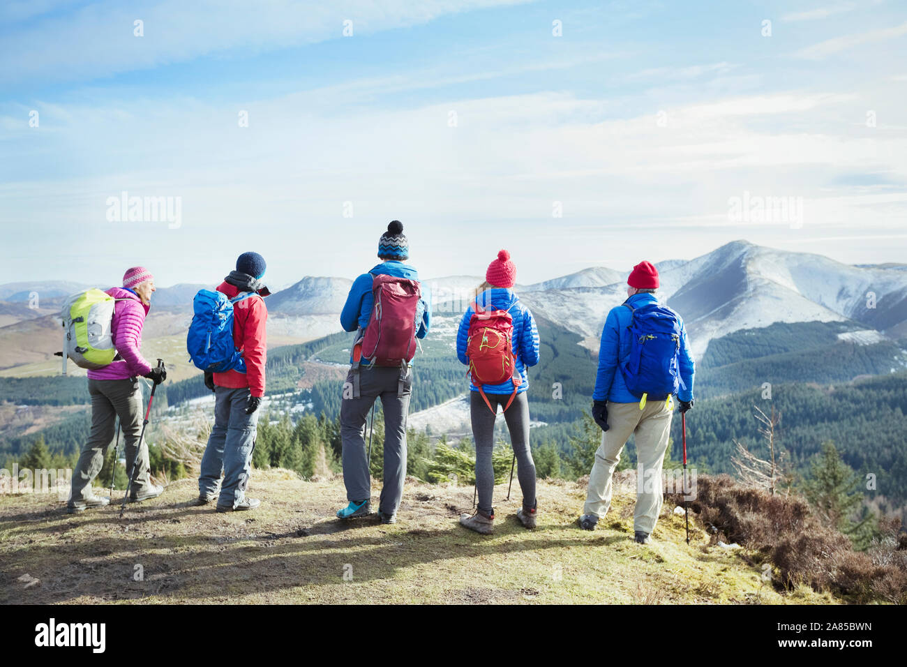 Famiglia escursioni, guardando a scenic Mountain View, Lake District, REGNO UNITO Foto Stock