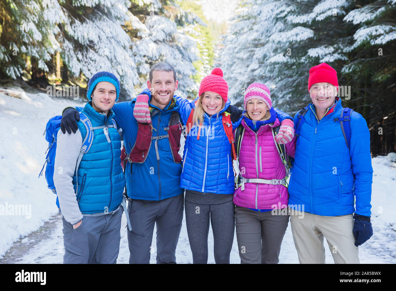 Ritratto felice famiglia escursioni nei boschi innevati Foto Stock