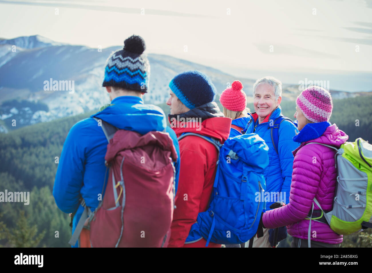 Ritratto uomo sorridente escursioni con la famiglia in montagna Foto Stock