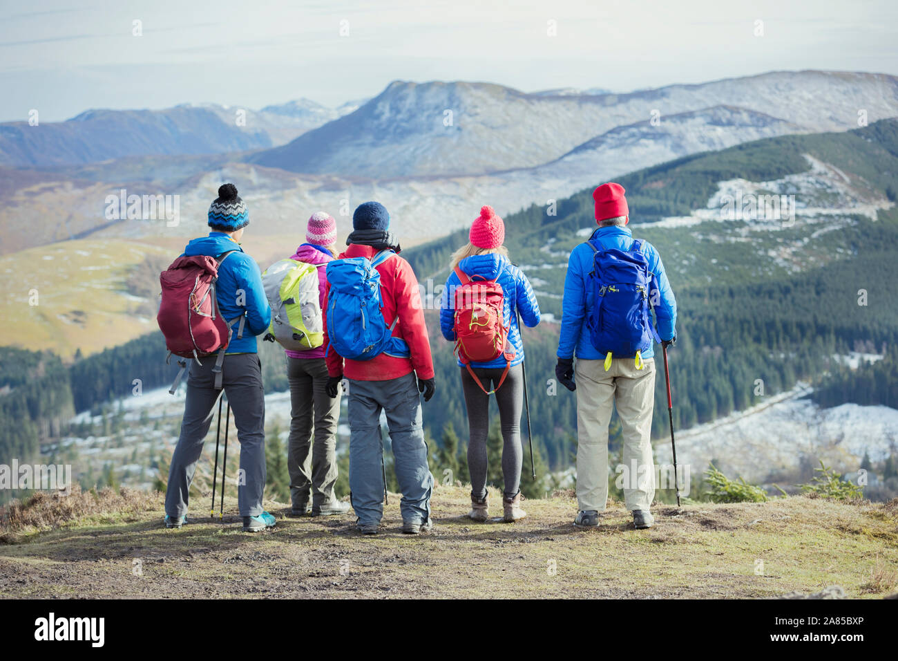 Famiglia escursioni, guardando a scenic Mountain View, Lake District, REGNO UNITO Foto Stock