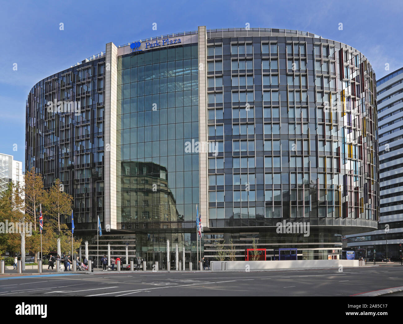 Il New Park Plaza Hotel all'estremità meridionale di Westminster Bridge di Londra, Regno Unito, vicino al fiume Tamigi e Casa del Parlamento Foto Stock