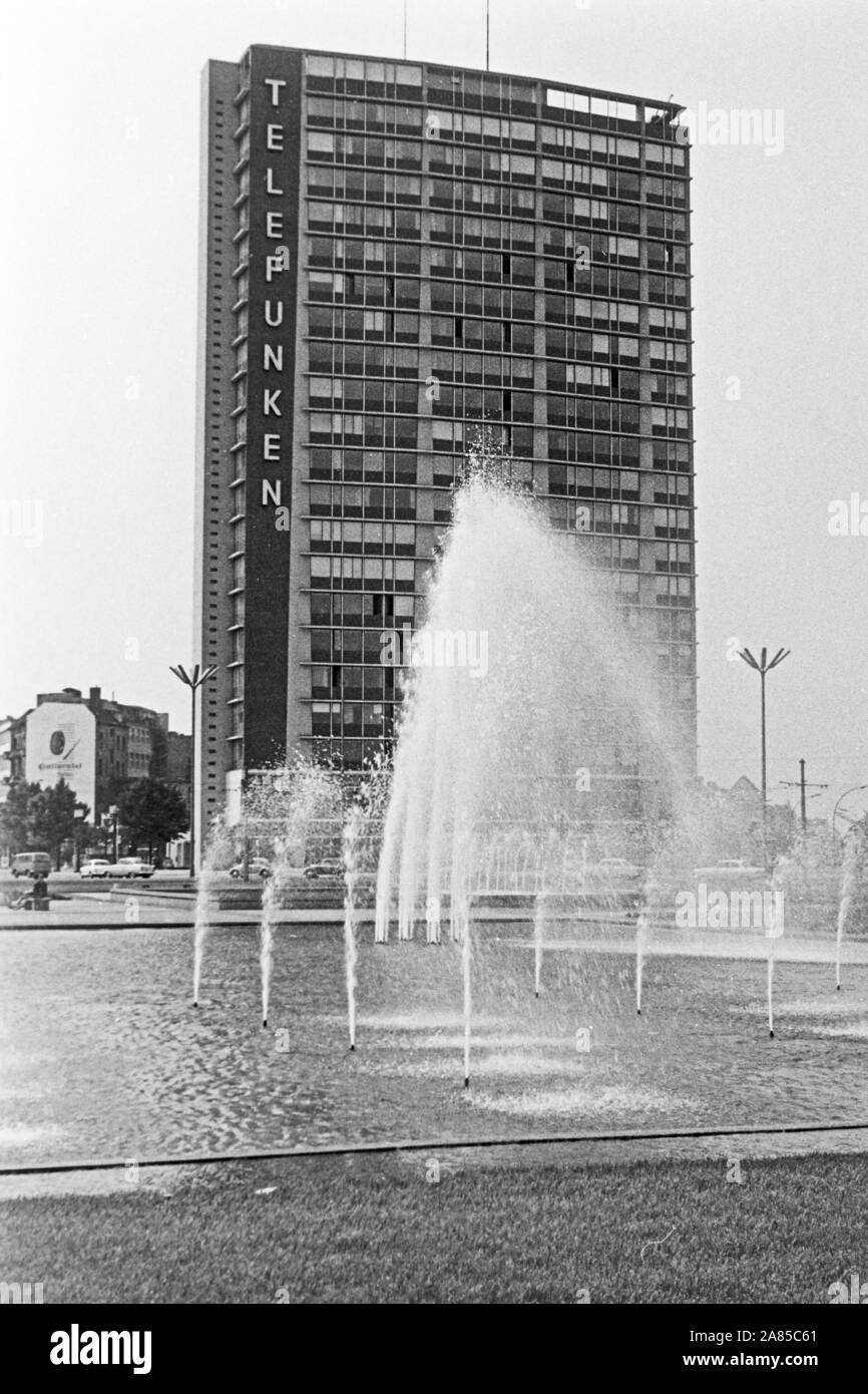 Blick auf das Springbrunnen Ensemnle vor dem Telefunken-Hochhaus am Ernst-Reuter-Platz a Berlino Charlottenburg, Deutschland 1961. Vista la fontane sulla parte anteriore della Telefunken highrise alla Ernst Reuer quadrato in Berlin Charlottenburg, Germania 1961. Foto Stock
