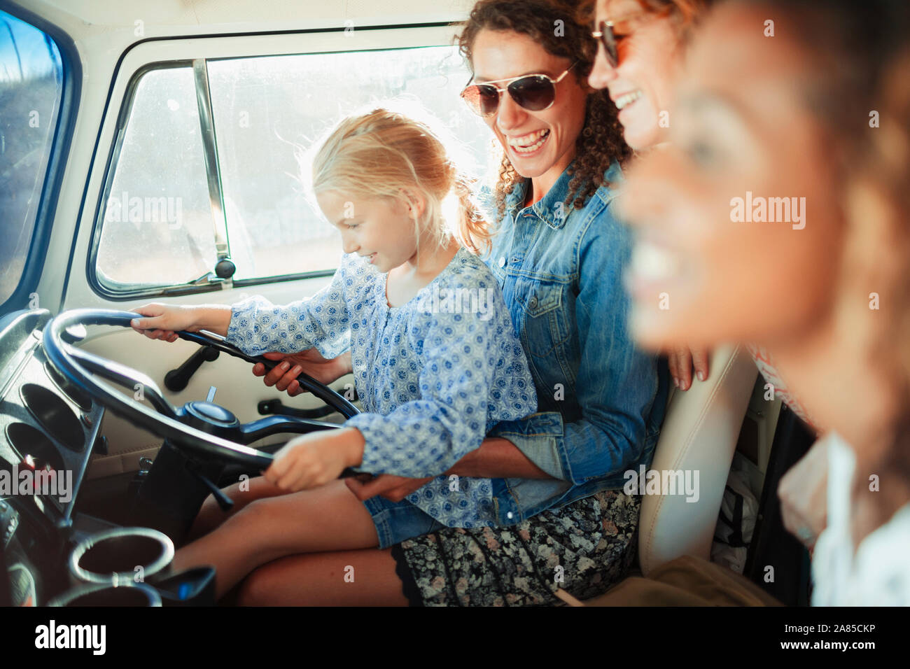 Felice multi-generazione di donne in van Foto Stock