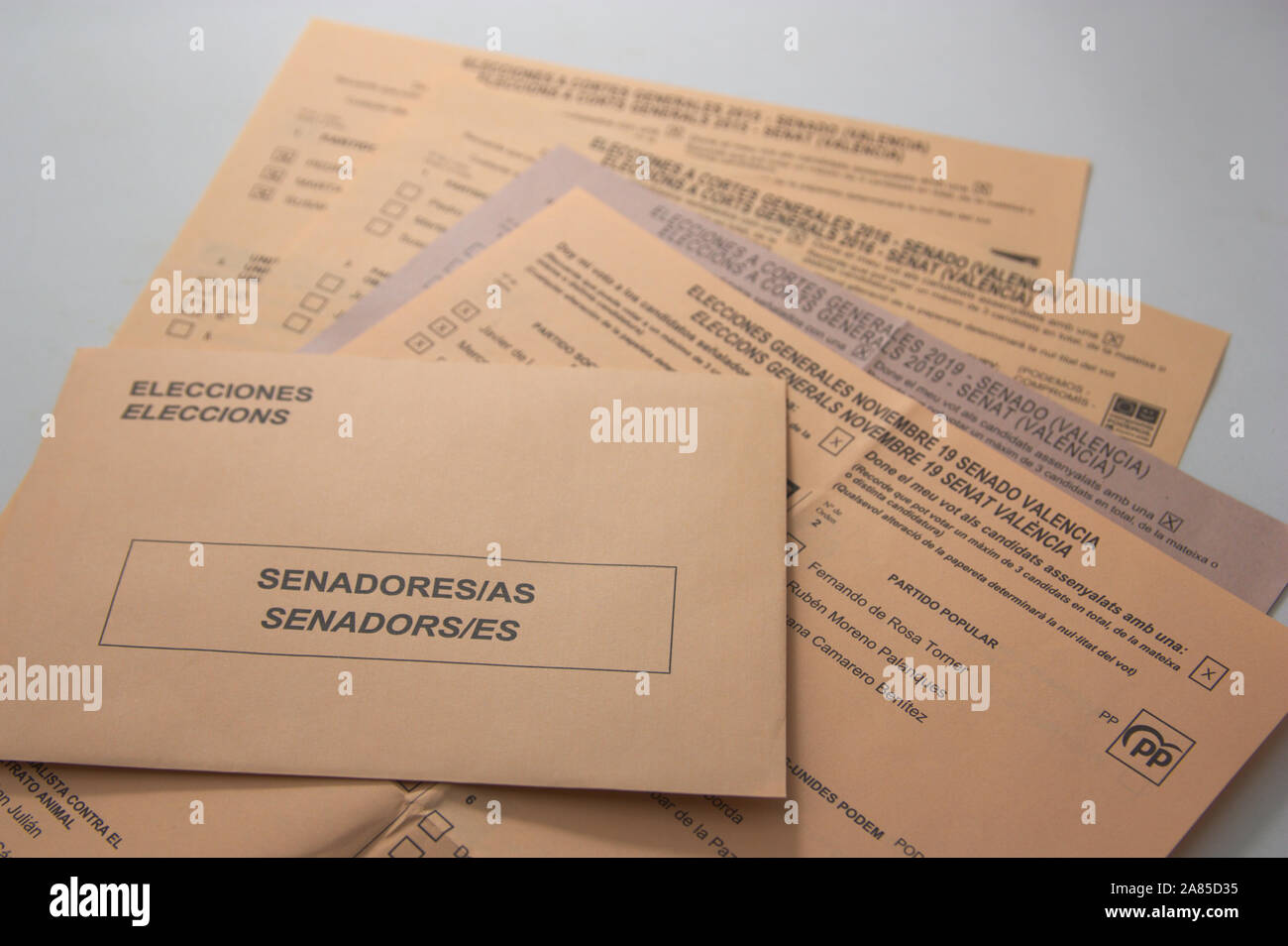 Novembre 2019. Valencia, Spagna. Diverse schede elettorali per le elezioni del senato di Spagna durante gli anni 2015, 2016 e 2019, insieme con il Foto Stock