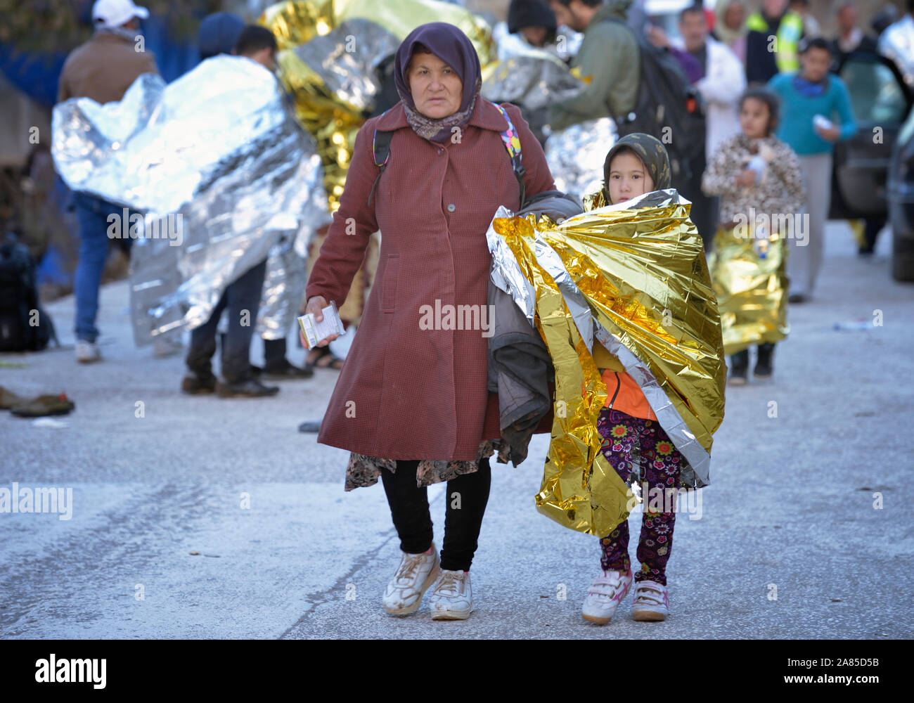 I rifugiati che arrivano sulla spiaggia vicino MOLIVOS, sull'isola greca di Lesbo, sono spesso freddo e umido dopo il loro viaggio attraverso il Mar Egeo. Foto Stock