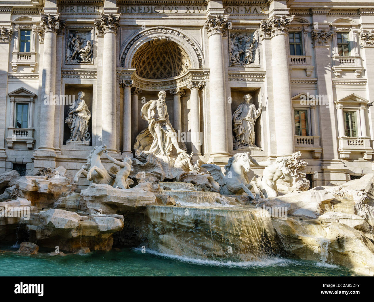 Storica Fontana di Trevi e la facciata di Palazzo Poli a Roma, Italia Foto Stock