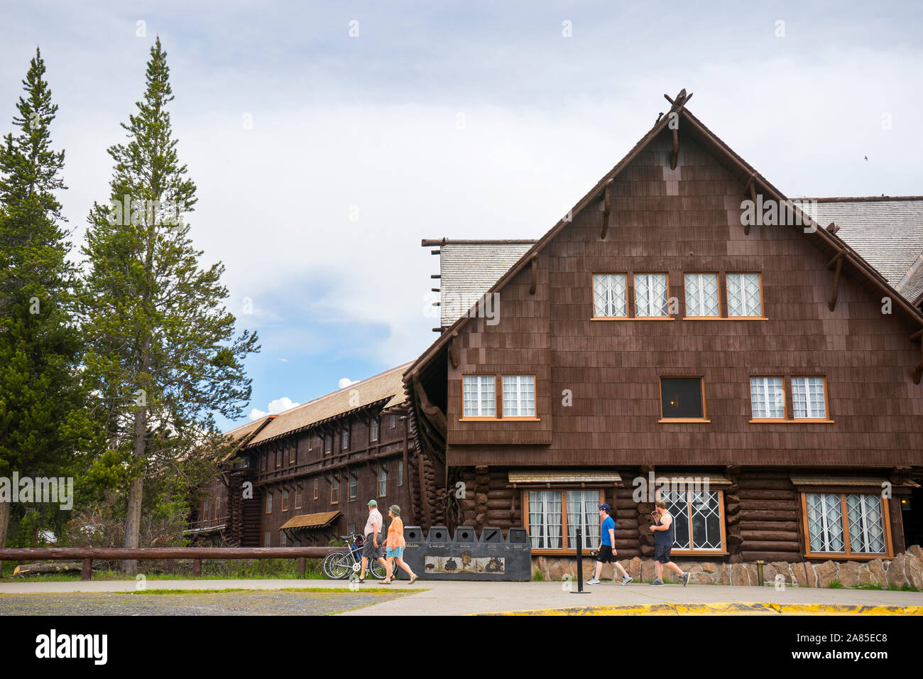Una famiglia passeggiate dalla Old Faithful Inn, il Parco Nazionale di Yellowstone Foto Stock