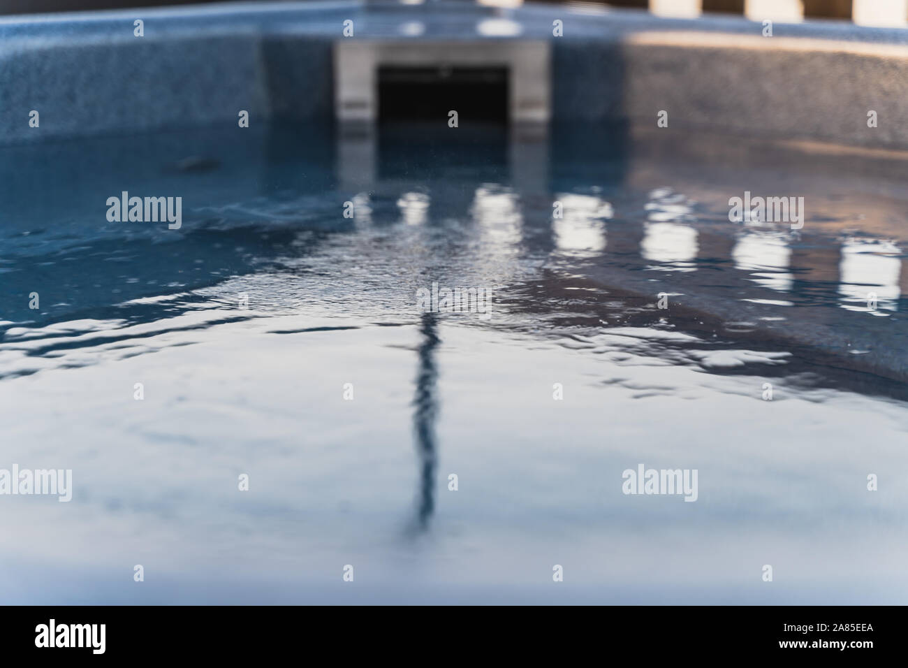 La vasca calda acqua increspature riflessione Foto Stock