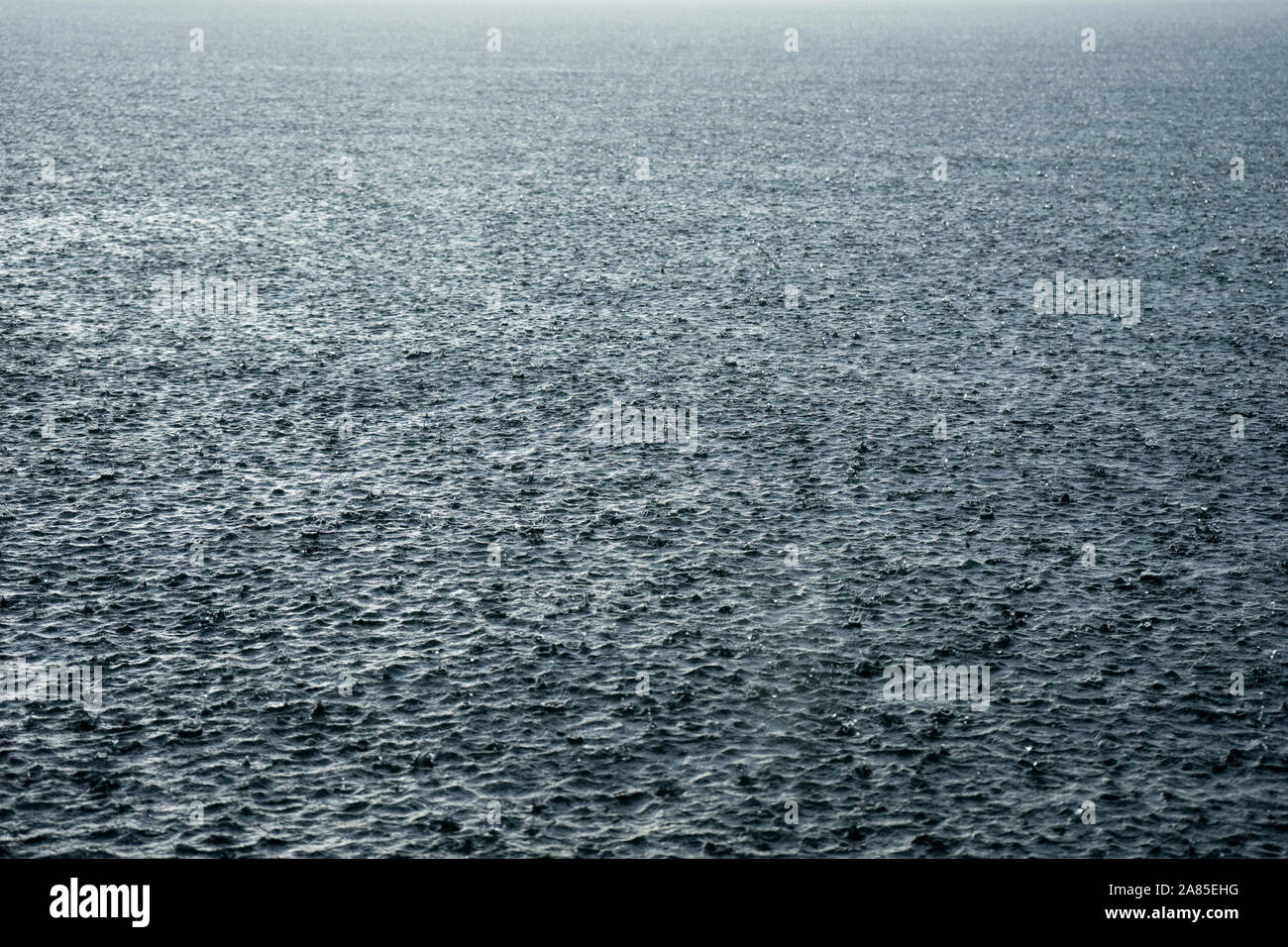 Pioggia pummels acque di superficie su Lake Jenny Foto Stock