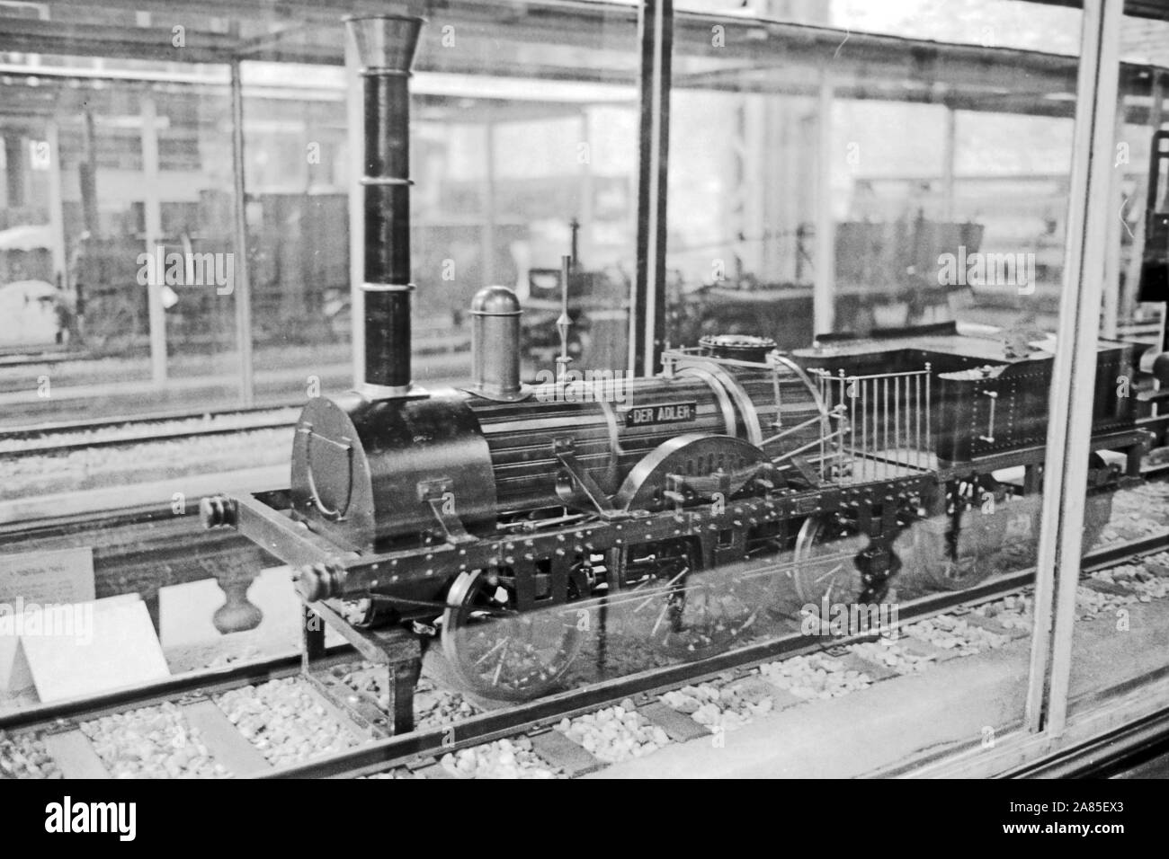 'Der Adler", die erste deutsche Eisenbahn, im Eisenbahnmuseum am ehemaligen Berlin Hamburger Bahnhof, Deutschland 1984. Il modello del primo tedesco di convoglio ferroviario presso il museo delle ferrovie dell'ex Berlino Amburgo stazione ferroviaria, Germania 1984. Foto Stock