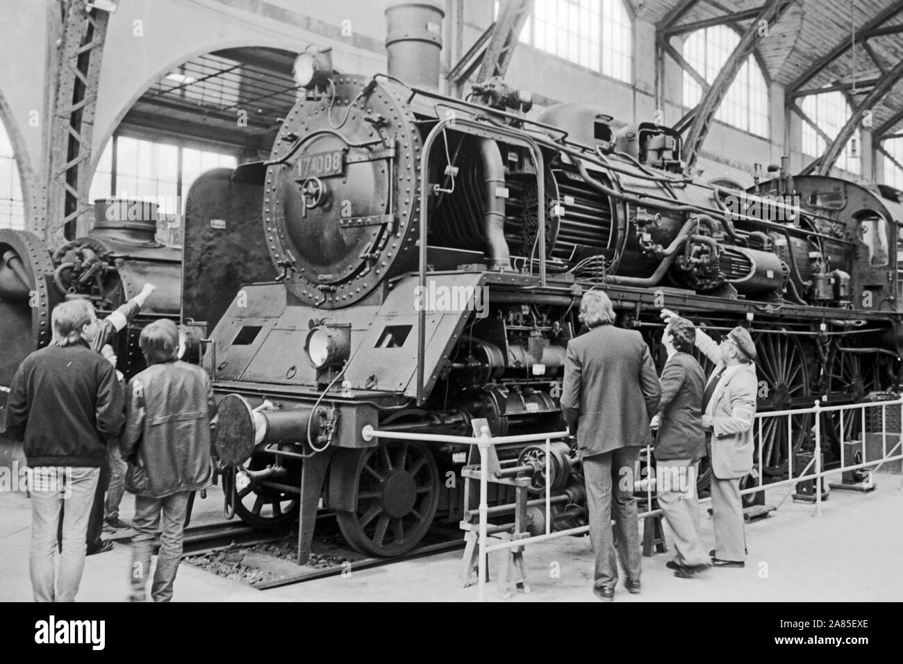 Preußische P 8 Dampflokomotive Eisenbahnmuseum im am ehemaligen Berlin Hamburger Bahnhof, Deutschland 1984. Prussian P 8 locomotiva a vapore presso il museo delle ferrovie dell'ex Berlino Amburgo stazione ferroviaria, Germania 1984. Foto Stock