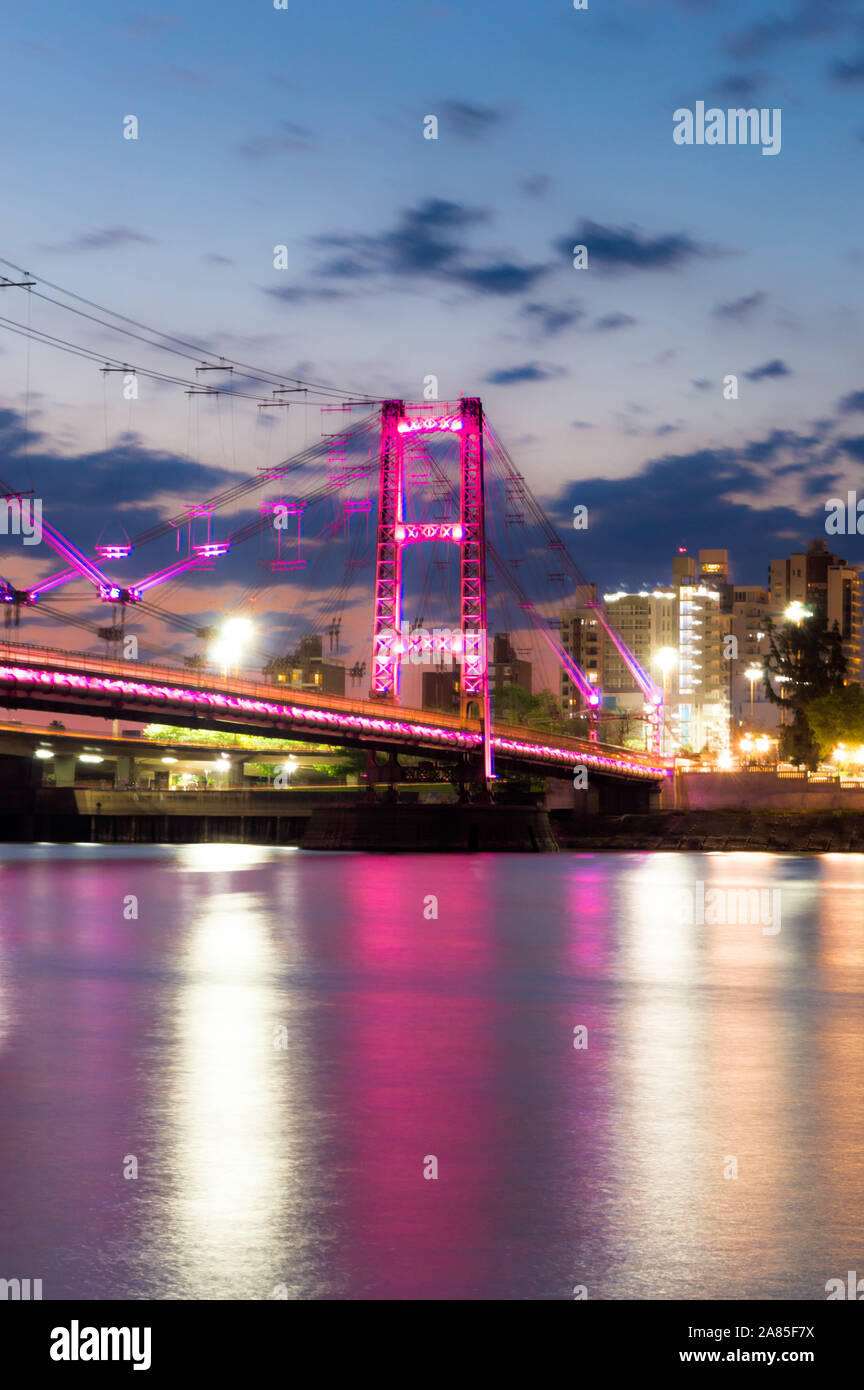 Sospensione ponte illuminato con rosa luci LED. Foto Stock