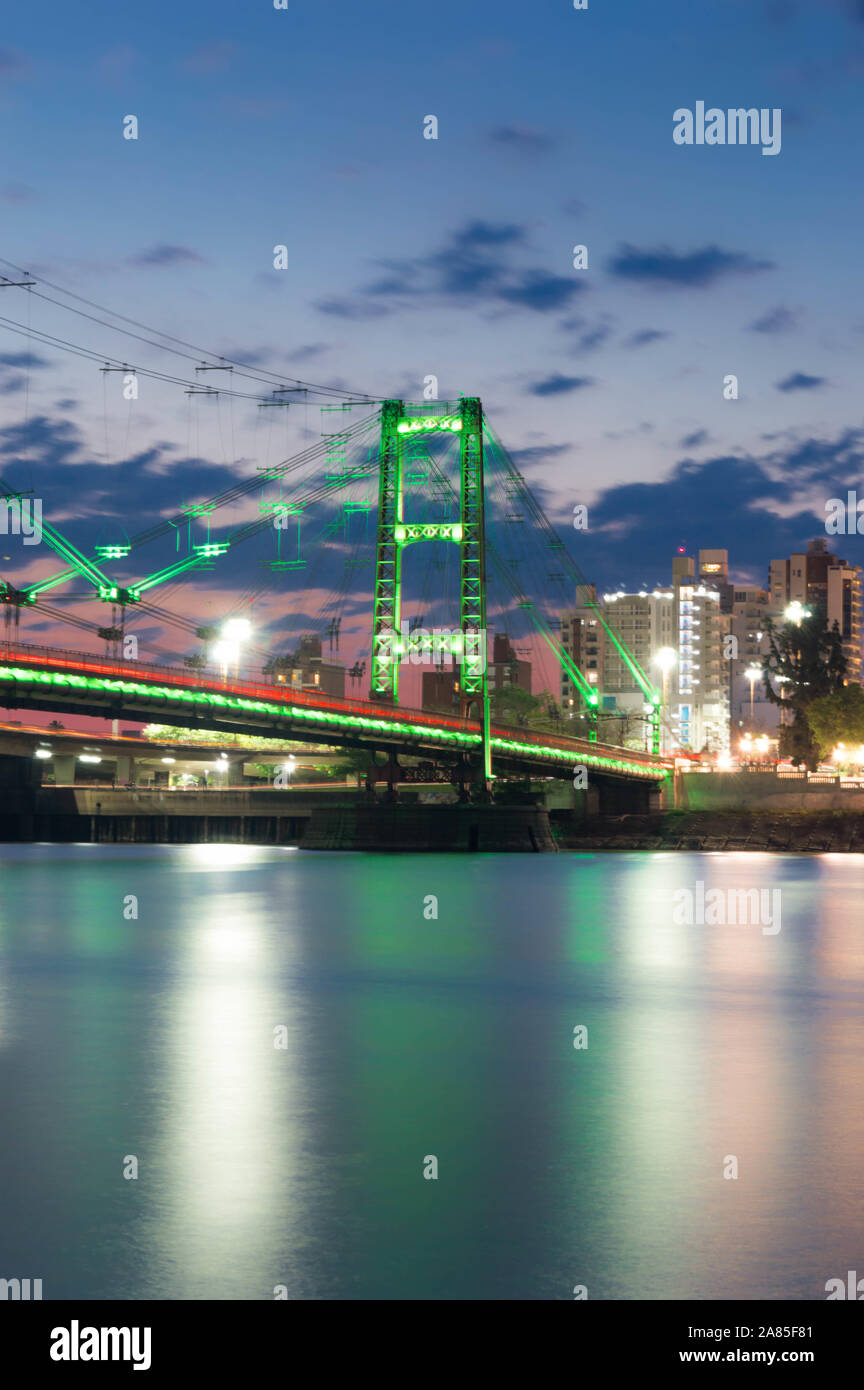 Sospensione ponte illuminato con LED verde si accende. Foto Stock