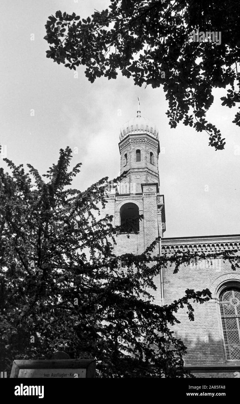 Sankt Peter und Paul Kirche im Düppeler Forst an der Havel in Berlino, Deutschland 1984. San Pietro e la chiesa di Paolo a Dueppeler Forst foresta vicino il Havel a Berlino, Germania 1984. Foto Stock