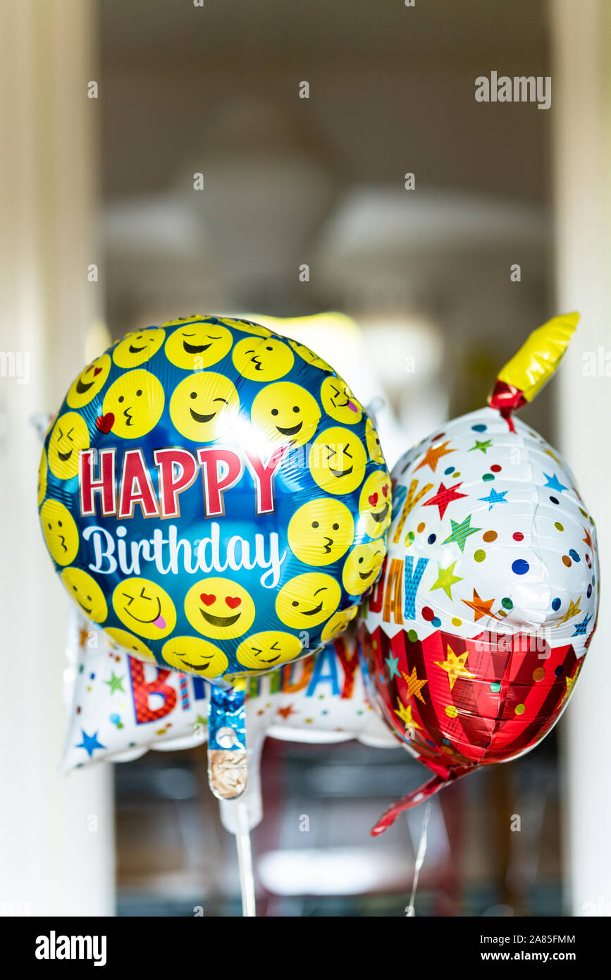 Compleanno palloncini galleggianti in casa Foto Stock