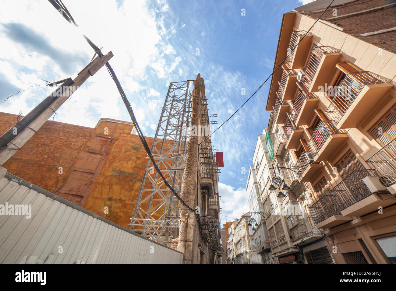 Edificio storico facciata con struttura portante in modo da preservarlo mentre il nuovo edificio è eretto. Basso angolo di visione Foto Stock