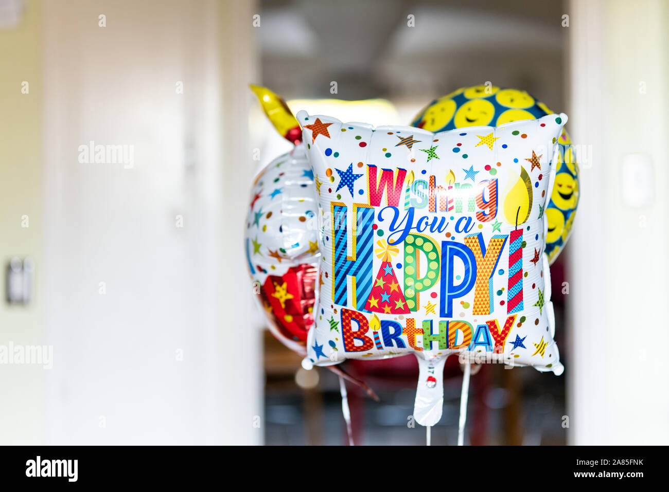 Buon compleanno palloncini galleggianti in home interno Foto Stock