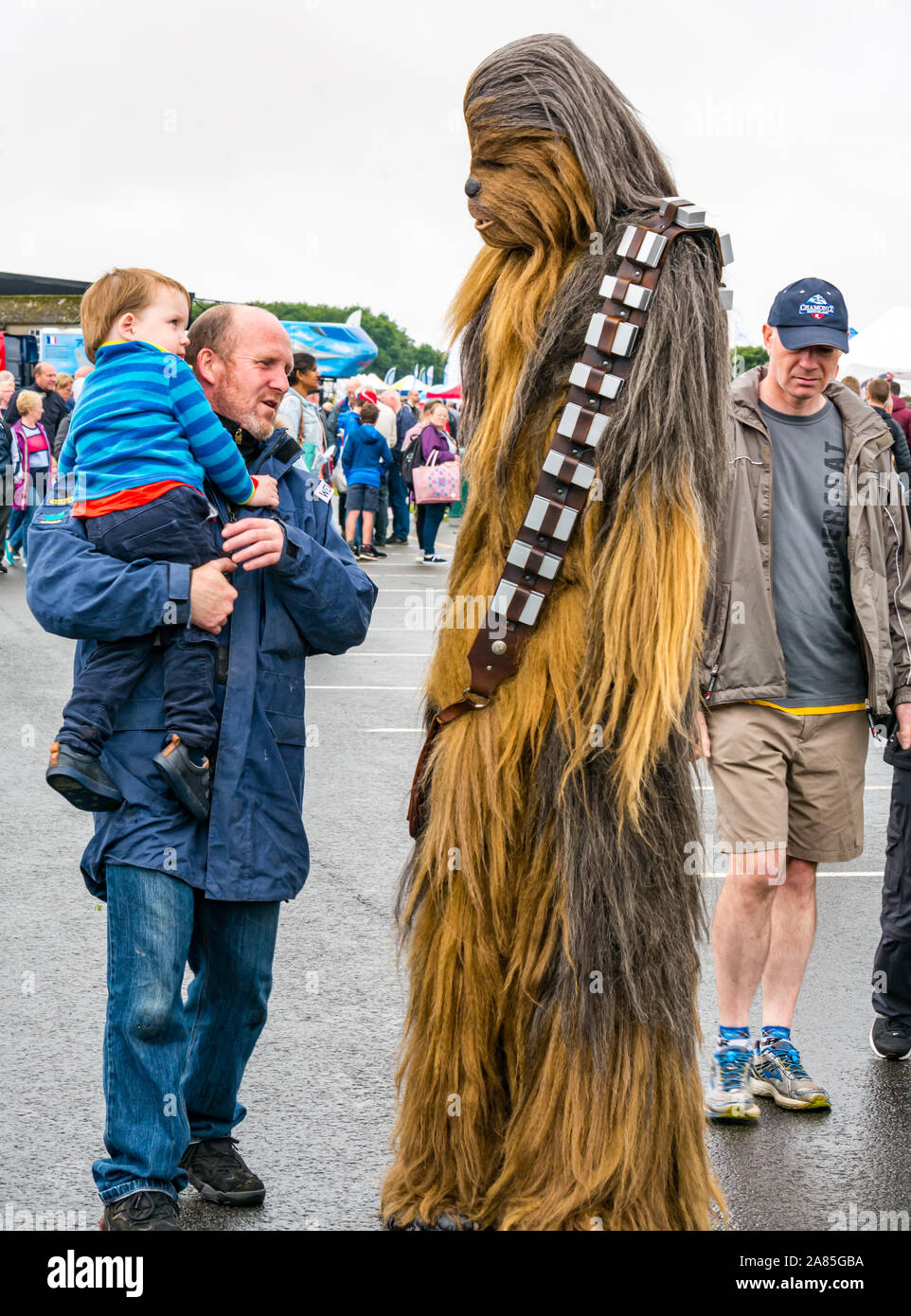 Chewbecca intrattiene la folla in airshow nazionale, East Fortune, East Lothian, Scozia, Regno Unito Foto Stock