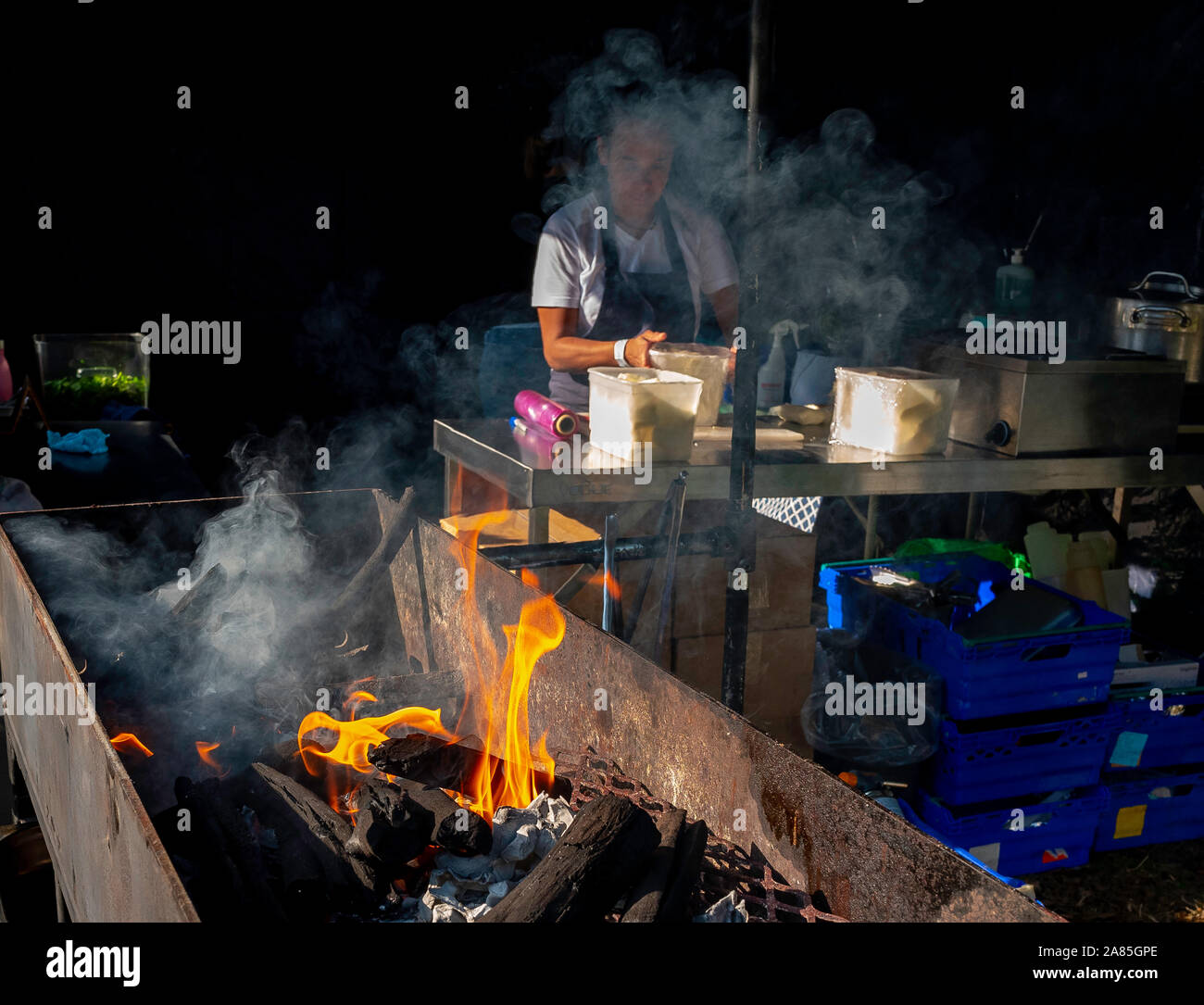 Preparare il barbeque a Abergavenny Food Festival, Wales, Regno Unito Foto Stock