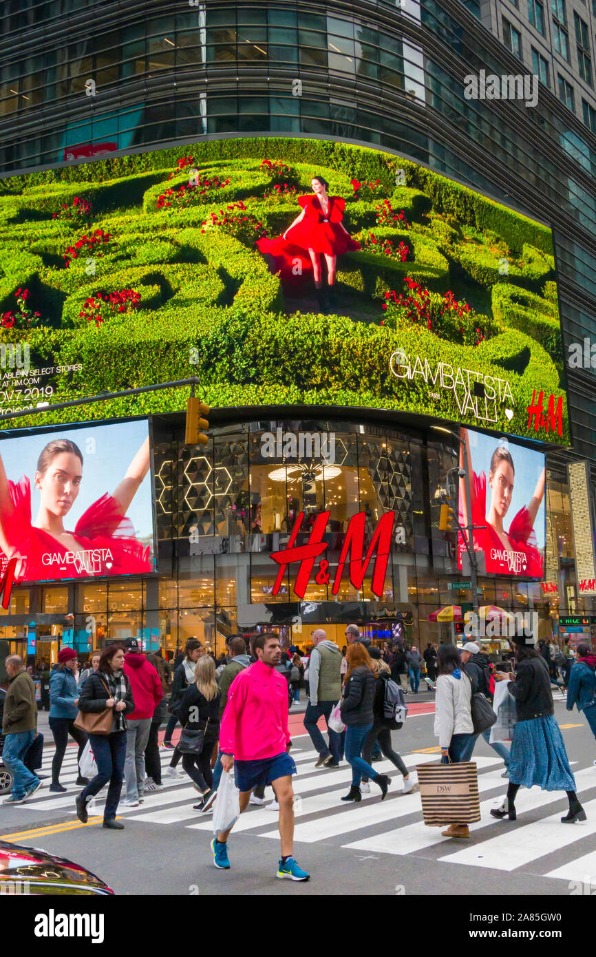 Scena di strada guardando a Nord in Times Square lungo Broadway, New York, Stati Uniti d'America Foto Stock