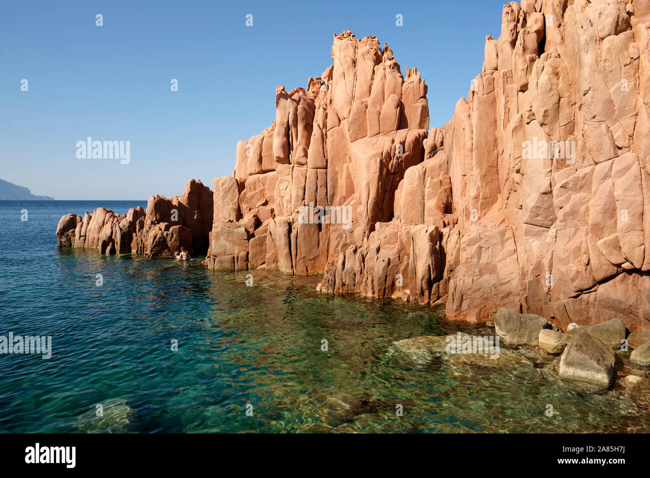 Le rocce rosse / rocce in porfido rosso formazione spiaggia sulla costa della Sardegna ad Arbatax Ogliastra costa di Tortolì, Sardegna, Italia Foto Stock
