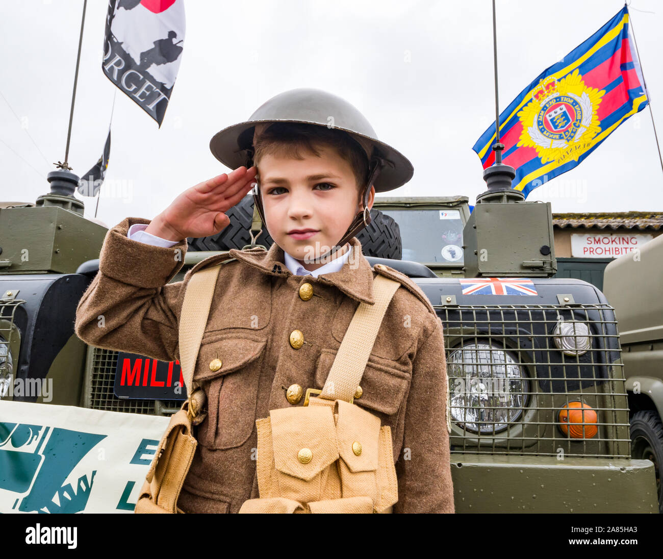 Airshow nazionale, East Fortune, East Lothian, Scozia, Regno Unito. Harrison di età compresa tra i 8 anni nella I guerra mondiale soldato dell'esercito rende uniforme un saluto Foto Stock