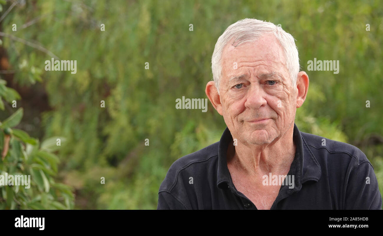 Outdoor Casual ritratto di uomo anziano (80 anni) Caucasica Foto Stock