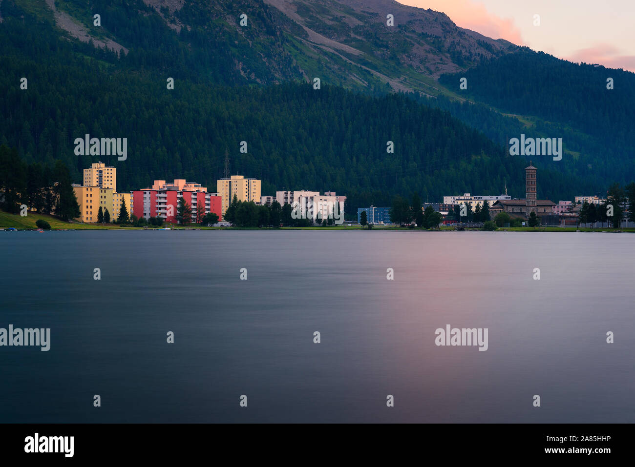 Tramonto al di sopra di San Moritz con il lago e alpi svizzere in Svizzera Foto Stock