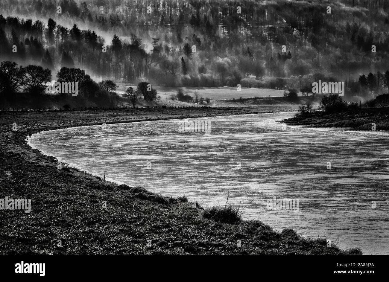 Fiume Weser in inverno, vicino Oberweser, Gewissenruh, Weser Uplands, Weserbergland, Hesse, Germania Foto Stock