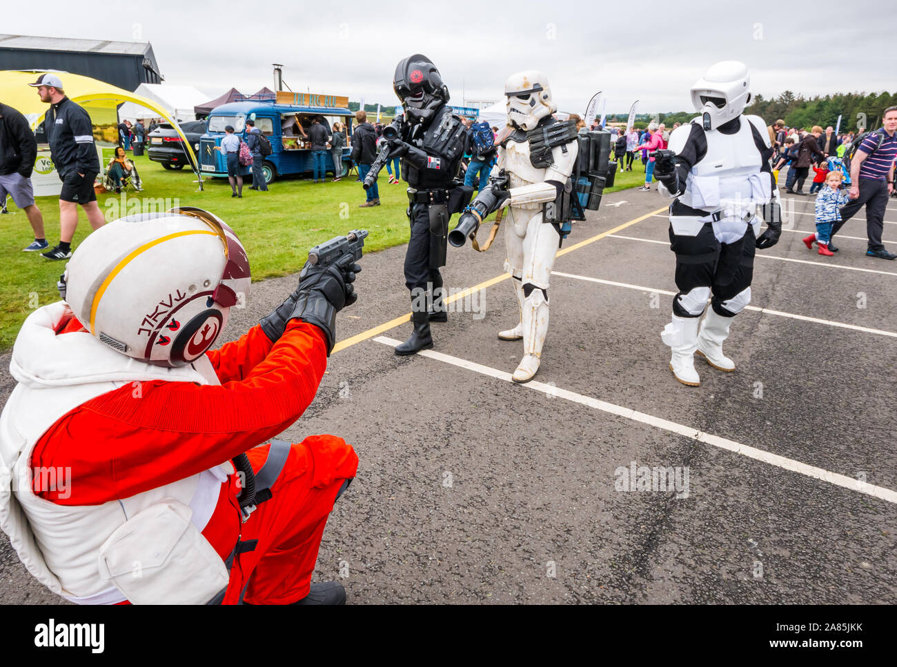 Star Wars personaggi come Darth Vader & Stormtroopers intrattenere gli spettatori a airshow nazionale, East Fortune, East Lothian, Scozia, Regno Unito Foto Stock