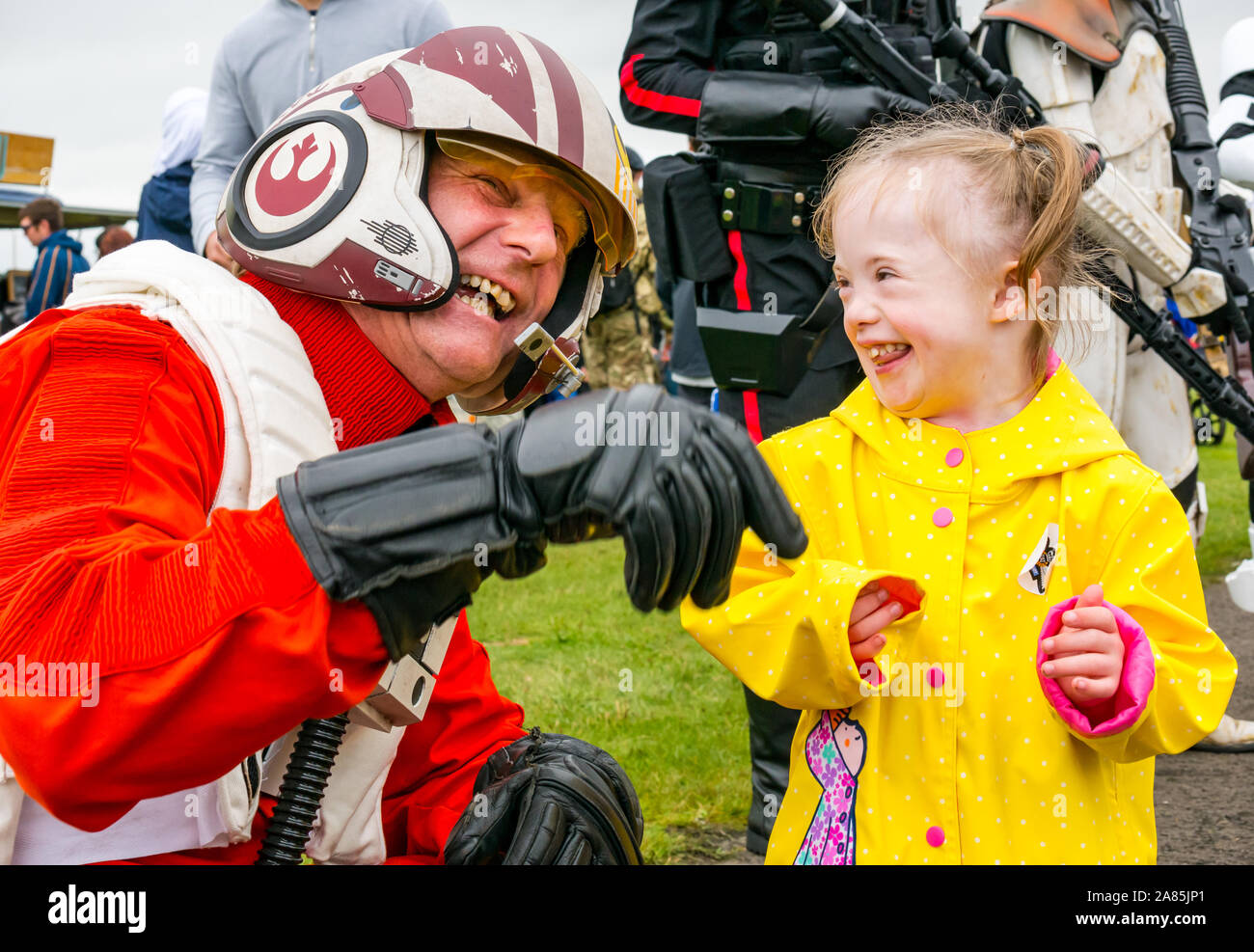 Personaggio Star Wars ha una risata con una ragazza giovane con sindrome di Down a airshow nazionale, East Fortune, East Lothian, Scozia, Regno Unito Foto Stock