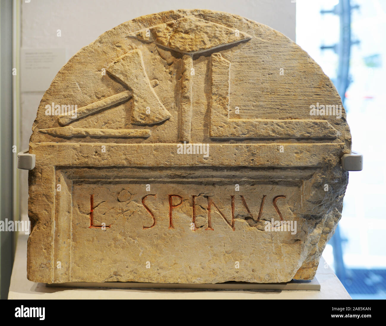 Lapide romana, grave o epitaffio di Lucio Spinus fresa in pietra o scalpellino, con strumenti incl. Mallet & Square Ist ad Nimes (Musée de la Romanité) Foto Stock