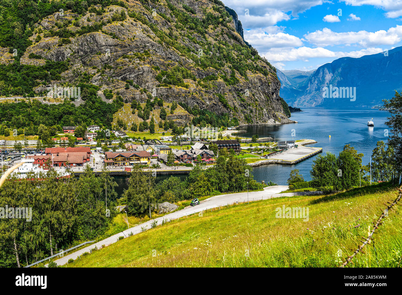 La Norvegia. Norvegia. Il villaggio di Flam lungo Aurlandsfjord Foto Stock