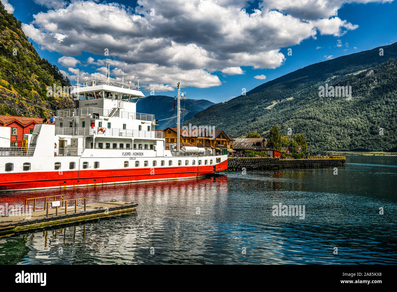 La Norvegia. Norvegia. Il villaggio di Flam lungo Aurlandsfjord Foto Stock