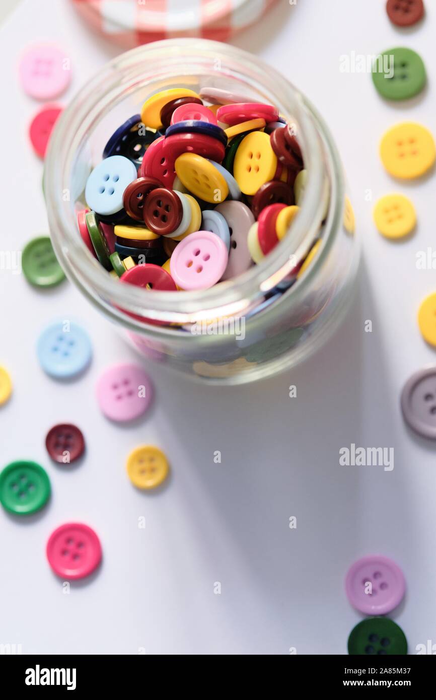 Grande gruppo di plastica colorati pulsanti di cucitura in un possibile sul tavolo, con copia spazio per il testo Foto Stock